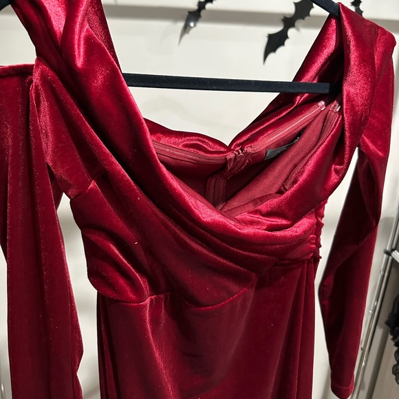 Formal dress - Picture 4 of 8